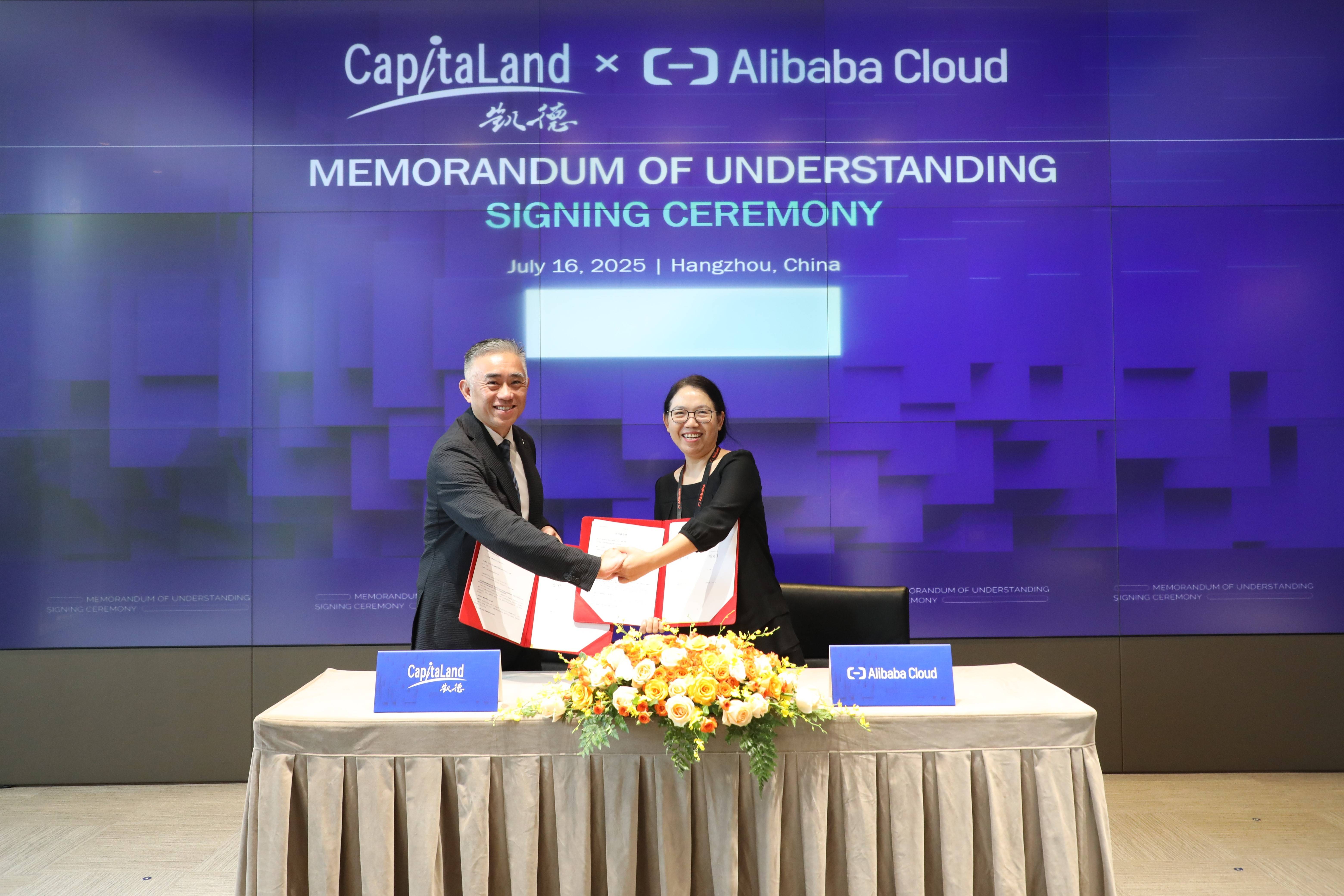 凯德投资（中国）首席执行官潘子翔（左）、阿里云智能集团首席战略官郑俊芳（右）分别代表双方签署合作备忘录
