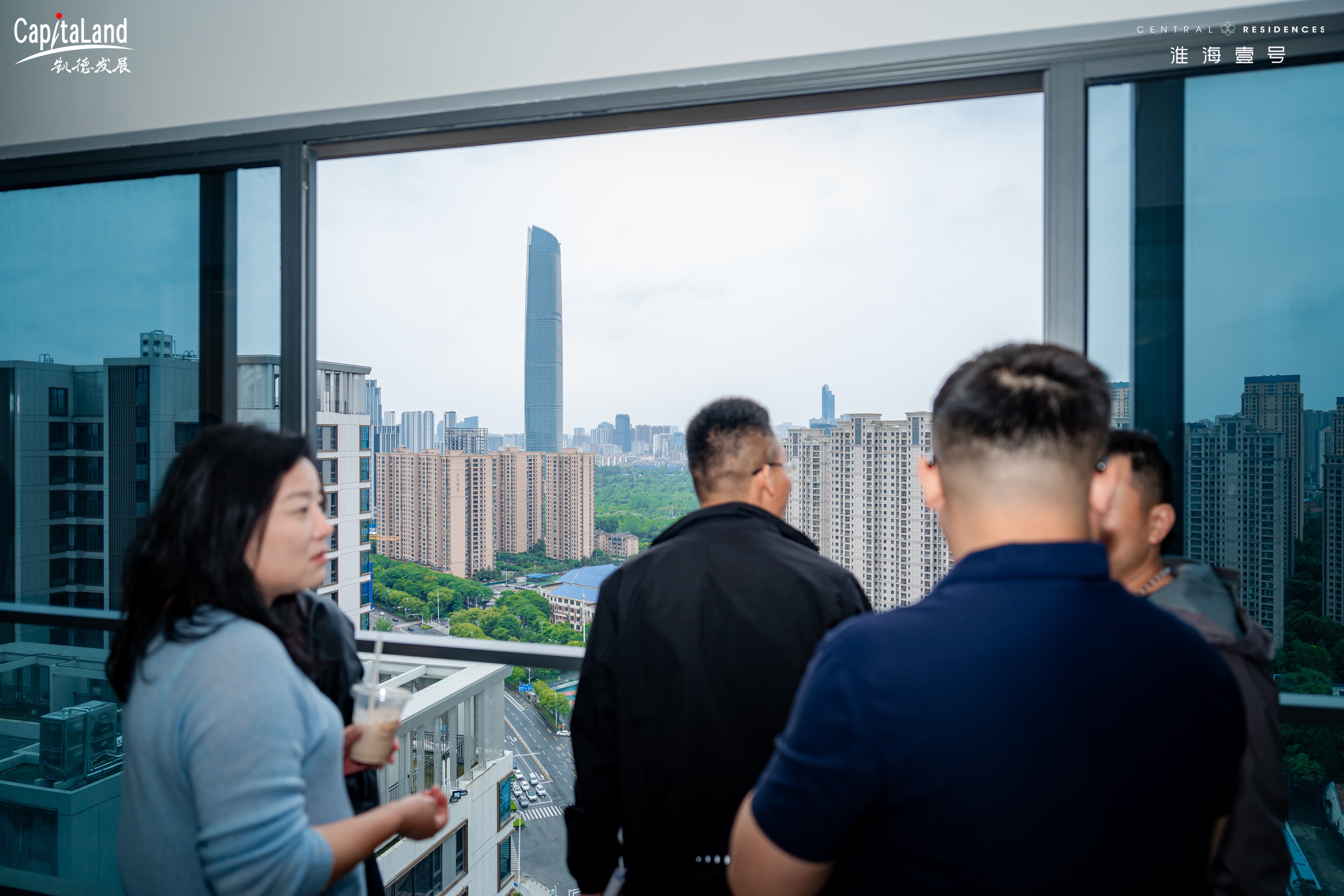 媒体嘉宾参观项目现房阳台视野及周边城市界面