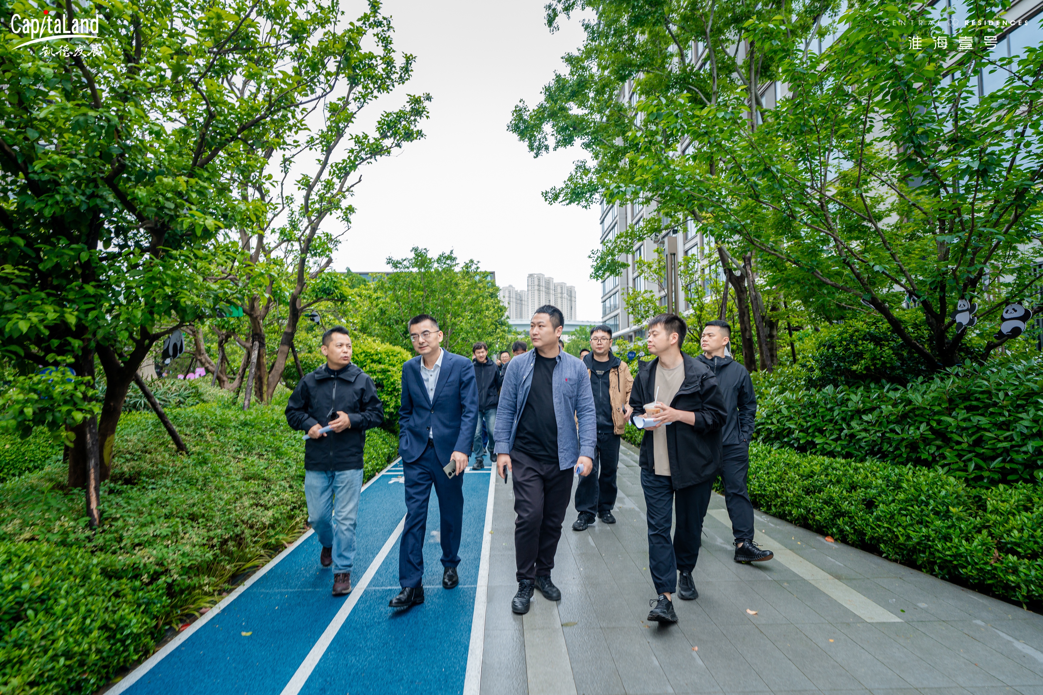 媒体嘉宾走进项目园林空间，实地感受社区环境与生活氛围