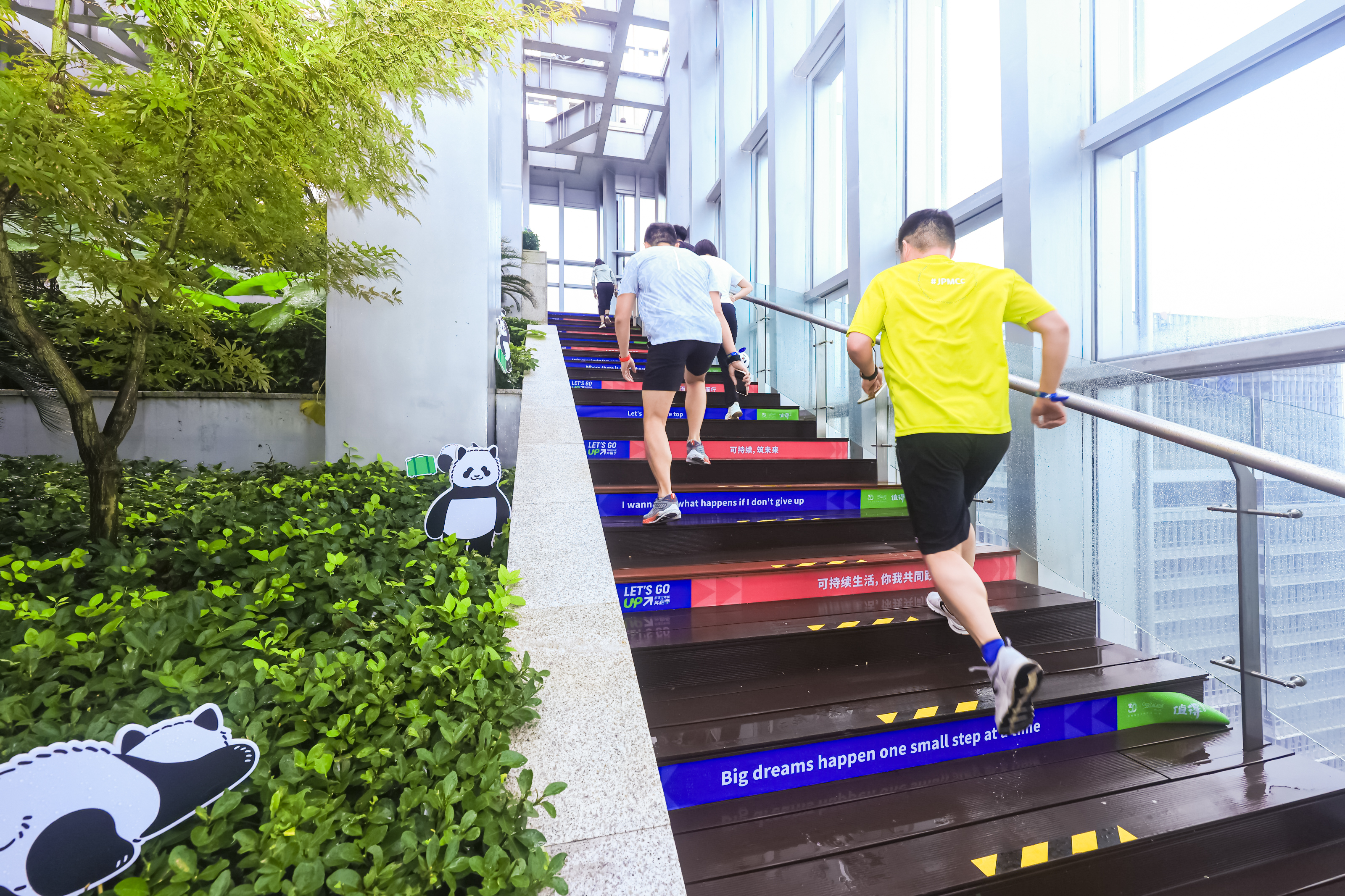 选手们挑战自我，向上攀登