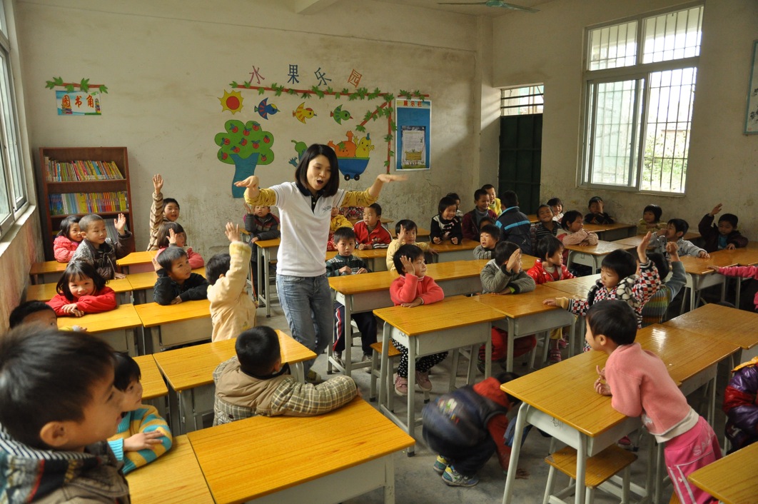 中外志愿者们为禅城凯德联滘希望小学的学生们带去丰富有趣的环保课堂