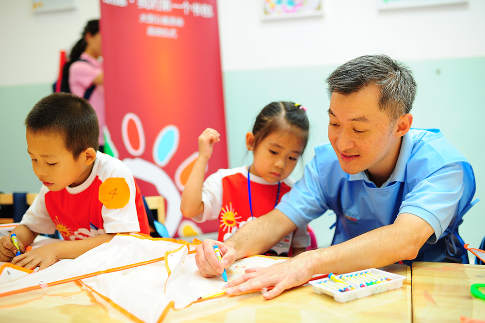 凯德商用华北区区域副总经理陈子威在给孩子们上“第一堂课”