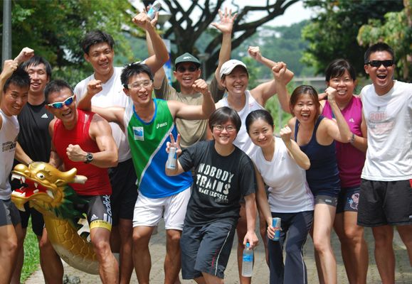 All smiles – The dragon boat team from CapitaMalls Asia poses gleefully for the camera!