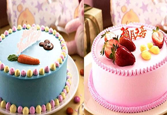Celebrate baby’s full-month with these lovely cakes; Bubbly Teddy cake (left) and Baby Booties cake (right) from Bengawan Solo at S$18.80 each can be included into the full-month package