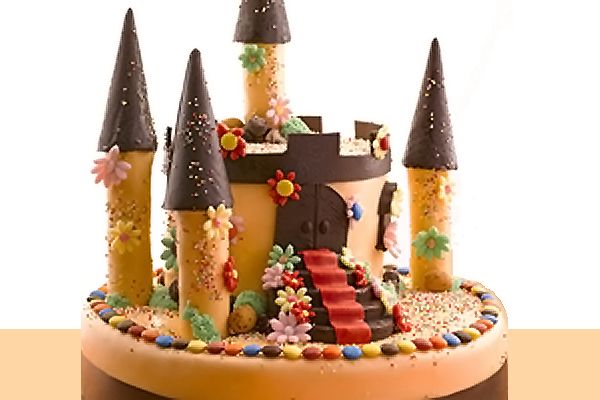 3-D is all the rage and you can now celebrate you birthday in grand 3-D fashion with cakes like this Castle of Fantasy (S$200) from Coffee Bean & Tea Leaf