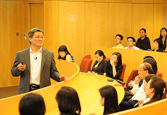 Group Chief Corporate Officer, CapitaLand Limited, Mr Tan Seng Chai, proved to be a consummate story-teller as he held the audience captive with interesting stories of his life journey