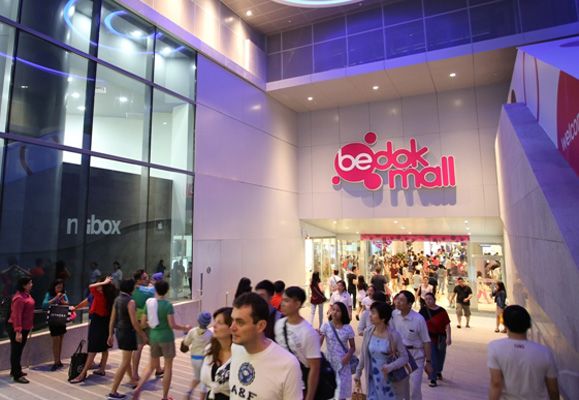 Located right in the heart of Bedok estate, Bedok Mall houses close to 200 shops over 220,000 square feet of retail space