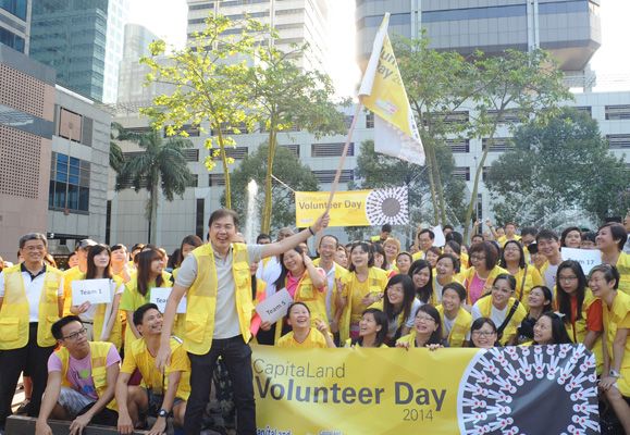 Mr Lim Ming Yan, CapitaLand's President & Group CEO with 250 staff volunteers at CapitaLand Volunteer Day 2014 in Singapore