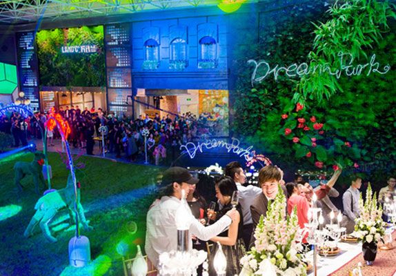 Dream Park in CapitaMall Xuefu offers a memorable summer experience complete with fresh grass, fragrant blooms and flowing water