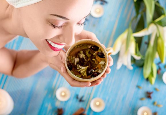 Drinking tea has several health benefits but did you know that slathering it on the skin can make it healthier and younger as well?