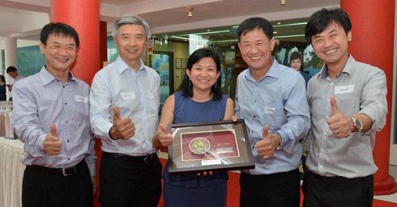 Teresa with Wilson Tan, CEO of CapitaLand Mall Trust Management Limited, with representatives of Bee Cheng Hiang Hup Chong Foodstuff Pte Ltd