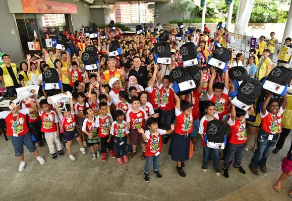 Over 120 volunteers and about 200 children gathered around Guest of Honour Dr Teo Ho Pin, Mayor of West District, as My Schoolbag 2015 came to a close