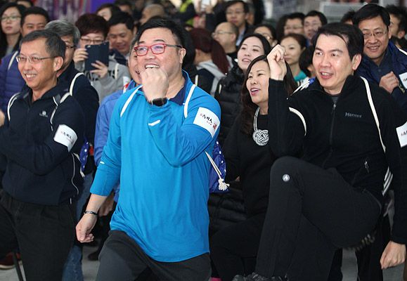 Mr Lim Ming Yan (right), President & Group CEO of CapitaLand Limited and Mr Lucas Loh, CEO Of CapitaLand China leading the ‘Building for Tomorrow · Walk for Hope’ Experiential Charity Walk in Beijing on 16 January 2016.