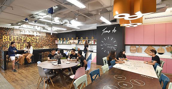 At the social kitchen in lyf@SMU, students can connect over the universal language of food.