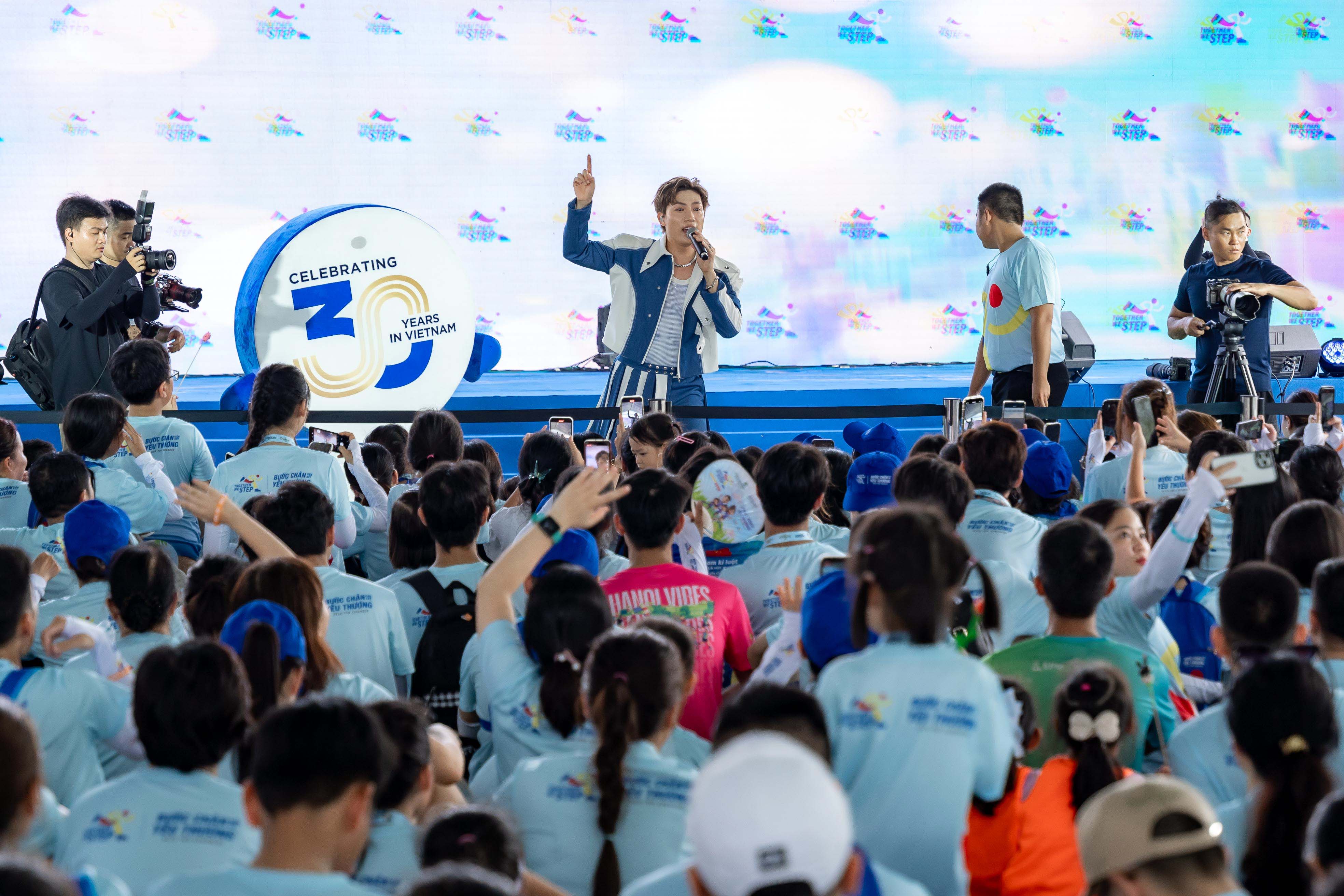 Singer Anh Tu brings vibrant atmosphere to the event with his hit songs.