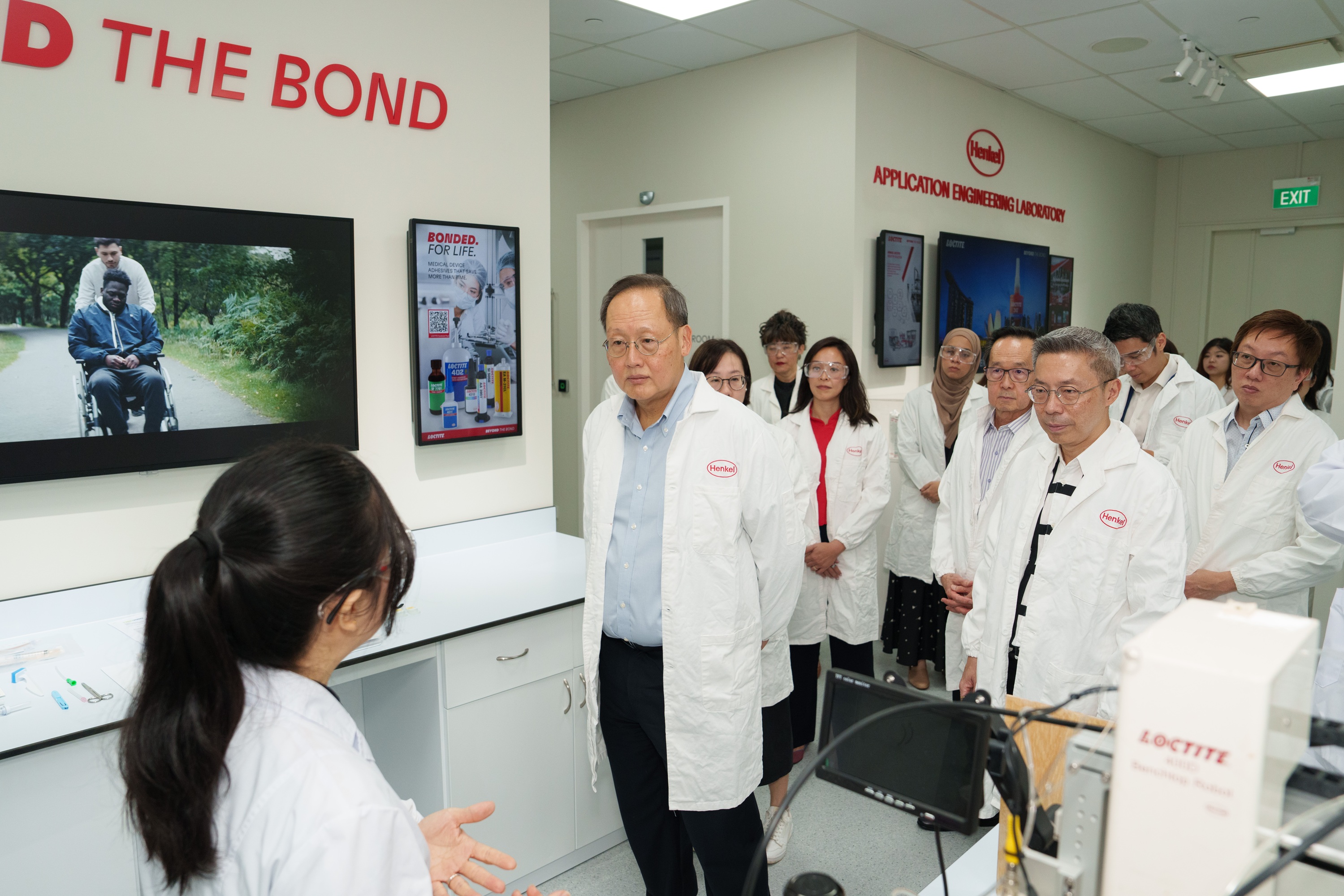 Minister Tan See Leng visiting Geneo tenant, Henkel