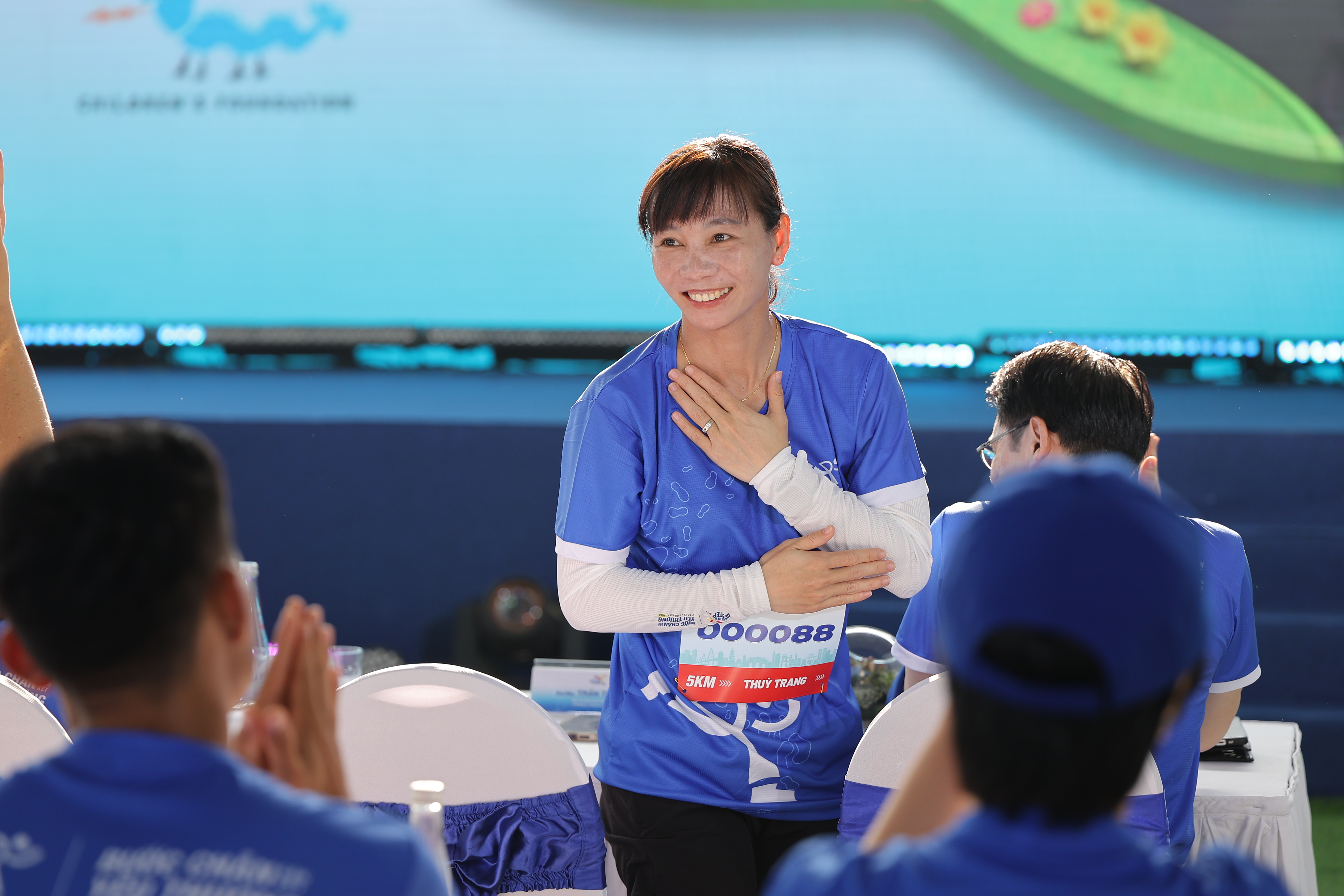 Vietnam Golden Ball winner Tran Thi Thuy Trang joined the walking crowd, adding to the campaign’s community spirit