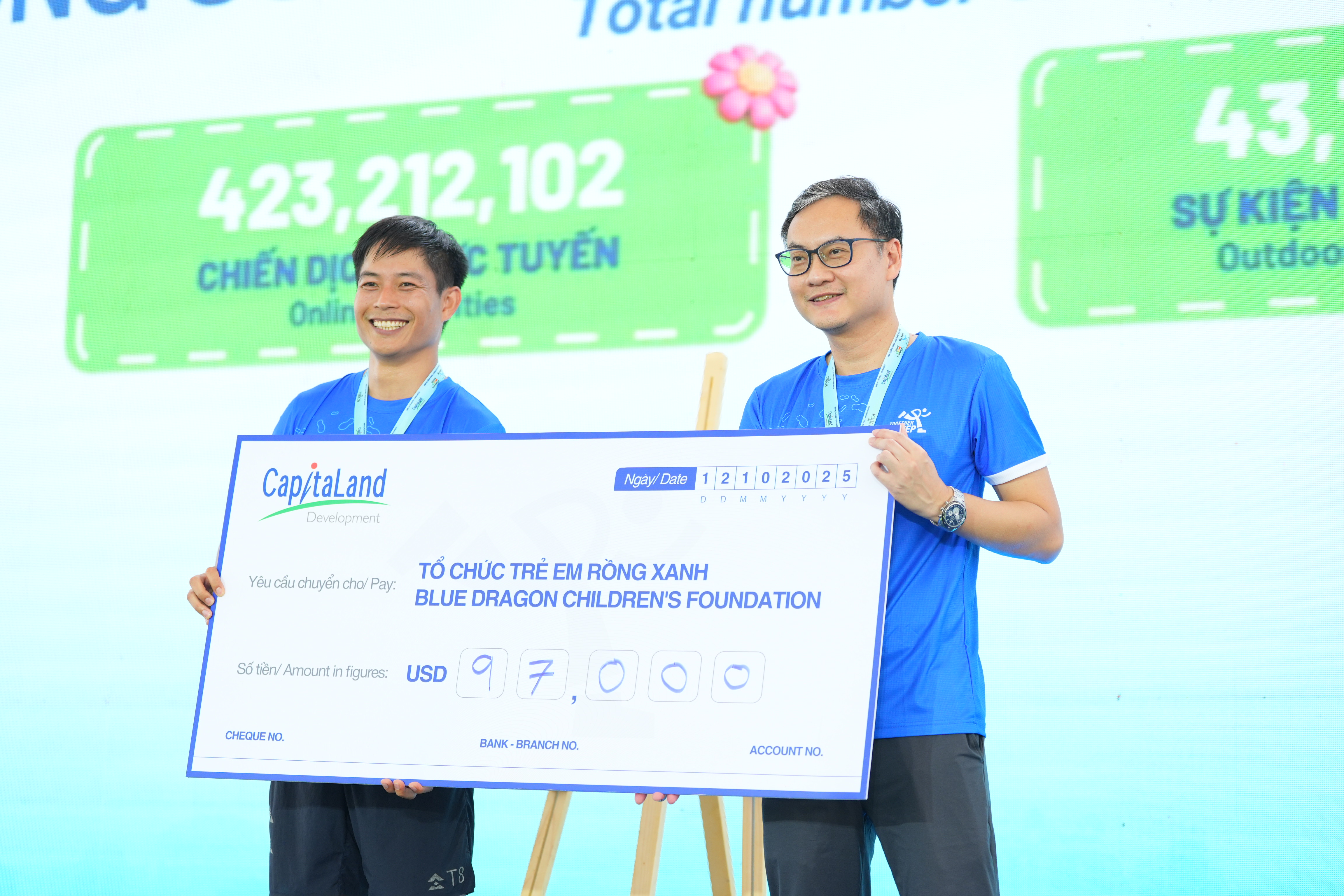 Mr Alwin Low, General Manager of North Vietnam of CLD (Vietnam) (right) presents US$97,000 donation to Mr Do Duy Vi, Co-CEO of Blue Dragon Children’s Foundation (left)