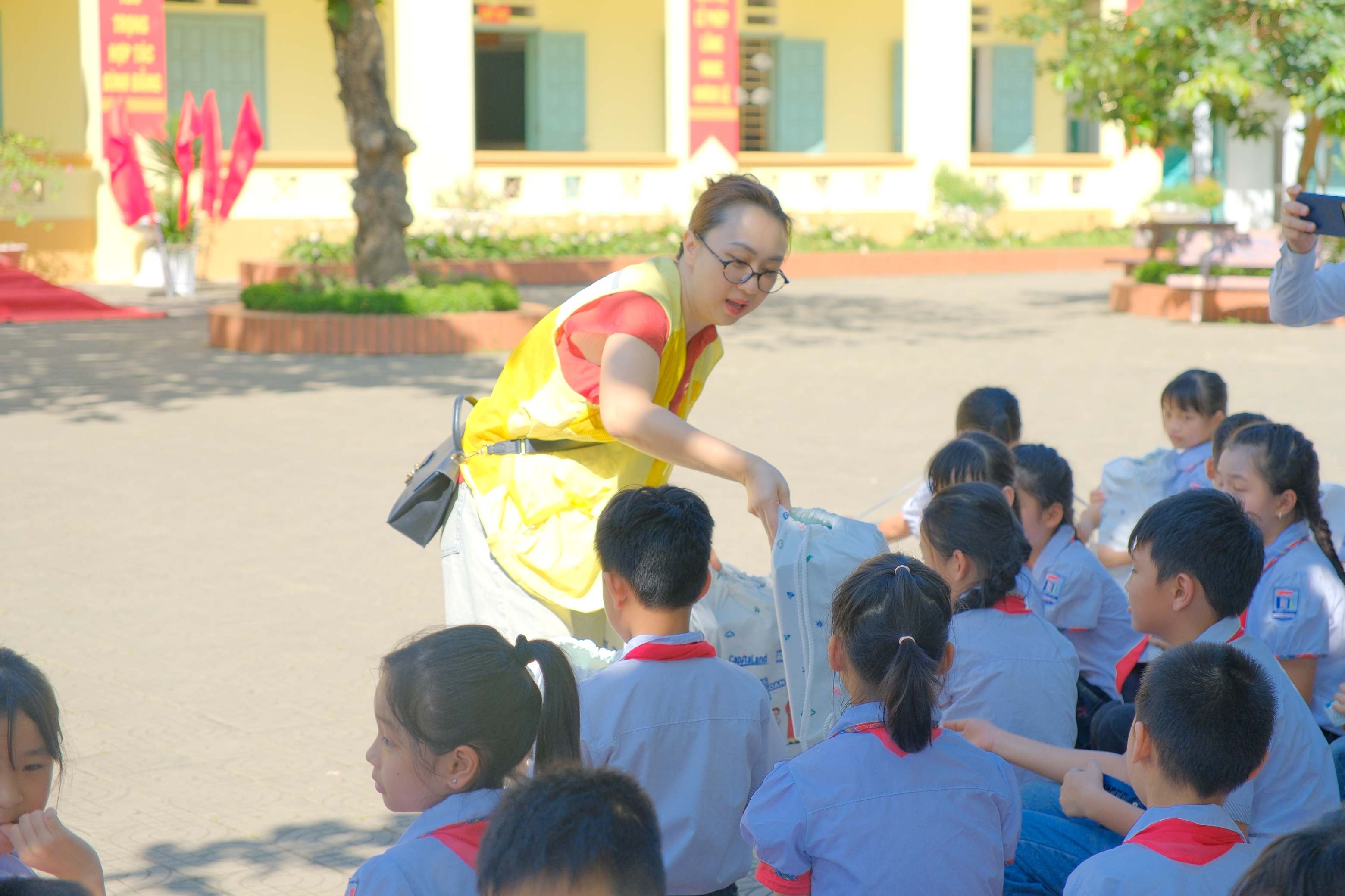 More than 100 volunteers from CLD (Vietnam) and The Ascott Limited distributed school supplies and took part in school yard activities with the students