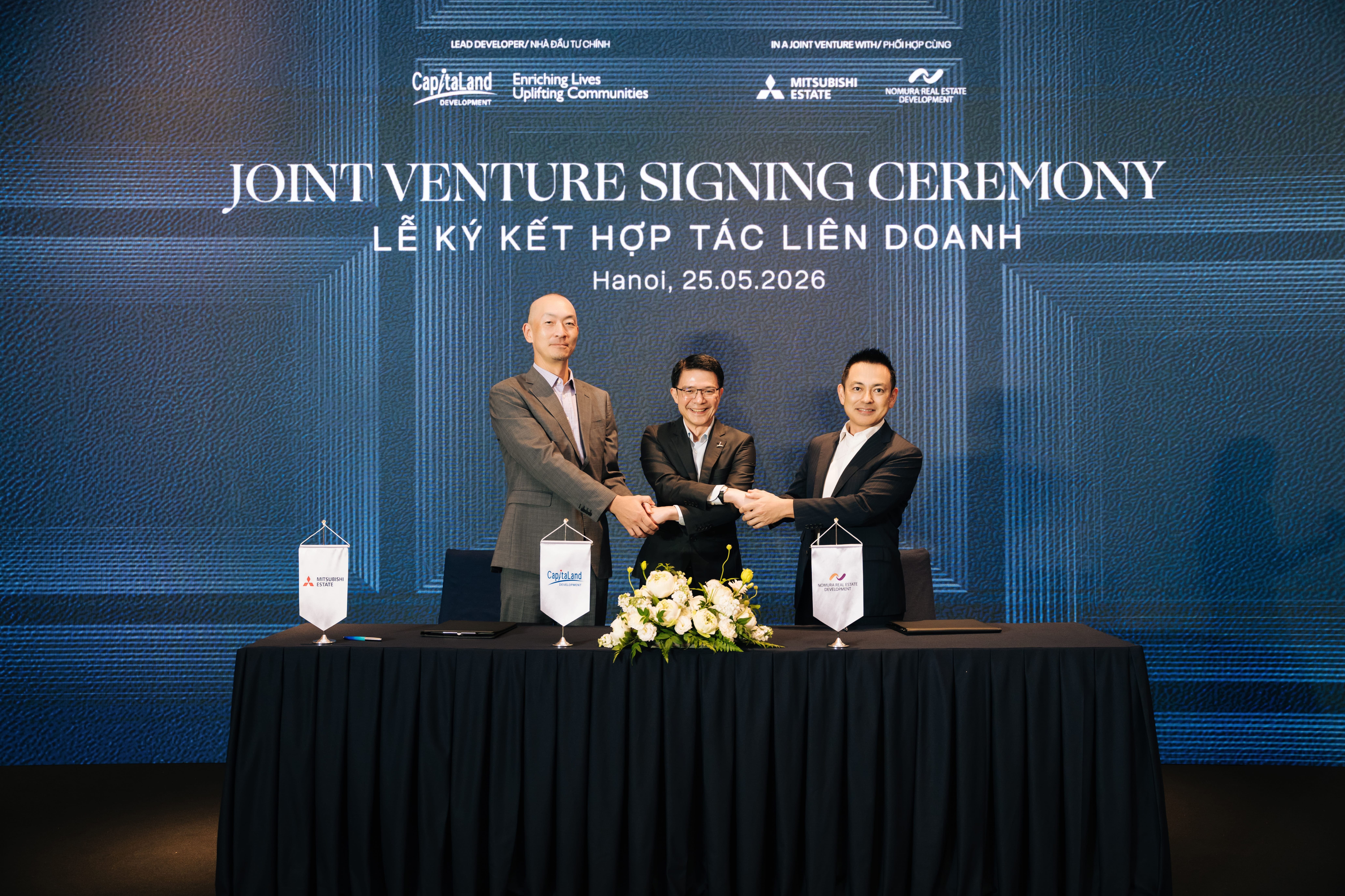 Từ trái qua phải: Ông Takashi Kagamoto,Tổng Giám đốc Mitsubishi Estate, ông Tan Wee Hsien, Tổng Giám đốc CapitaLand Development Việt Nam và Quốc tế, và ông Nobuaki Higashi, Tổng Giám đốc Nomura Real Estate Development, chính thức ký kết hợp tác phát triển dự án căn hộ hạng sang Maison Privée